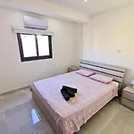 Vasilo Court Seaview City Apartment