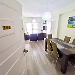 Beach-A-Holic Apartment, 2 Min Distance From Larnaca Marina
