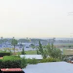 Cozy Beach Apt / 100 Mbit+ Netflix / Near Airport