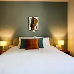 Phaedrus Living - City View Luxury Flat Harbour 03
