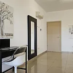 Stay White Petals Apartment