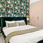 The Encino - Luxury Seaside Suite