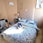 5 Min Walk To Beach, Perfect Seaside Escape 3Br Shared Apartment