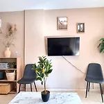 5 Min Walk To Beach, Perfect Seaside Escape 3Br Shared Apartment