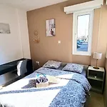 5 Min Walk To Beach, Perfect Seaside Escape 3Br Shared Apartment
