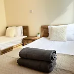 Serenity Sunset Holiday Apt - Larnaca