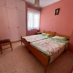 Charming & Comfy Apartment 2 Minutes To Mackenzie Beach & 5 Minutes To Airport, Close To Restaurants & City Center