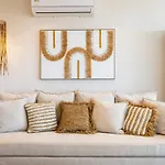 Aelia - Chic 2-Br Apartment & Balcony In Larnaca