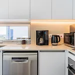 Aelia - Chic 2-Br Apartment & Balcony In Larnaca
