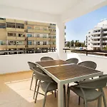 Olivia Mackenzie 2 Bedroom Flat With Pool