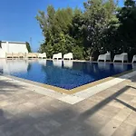 Sea View 1Br With Pool Access