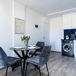 Olympus Stylish 2-Br Apt & Balcony In Larnaca