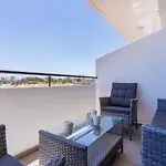 Olympus Stylish 2-Br Apt & Balcony In Larnaca