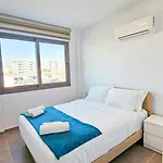 Beachside Breeze Apartment