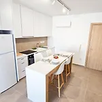 Beachside Breeze Apartment