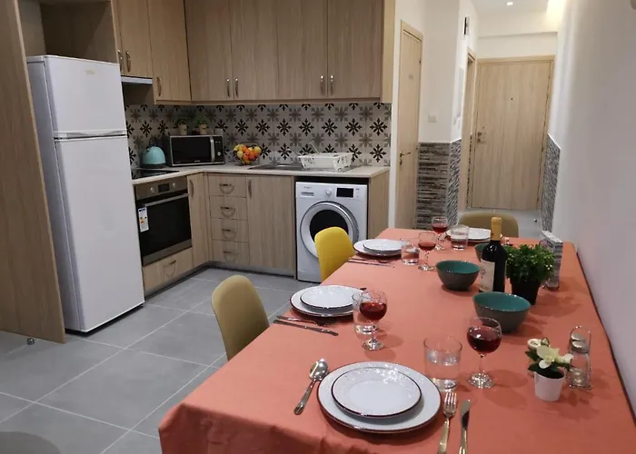 Nat\'S Finikoudes Beach 3 Bedroom Apartment