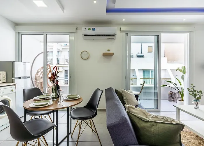 Beach Daze 1-BR Apt By Finikoudes Beach