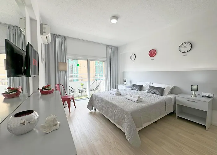 Palmbeach Larnaka Finikoudes - 1Min To Beach