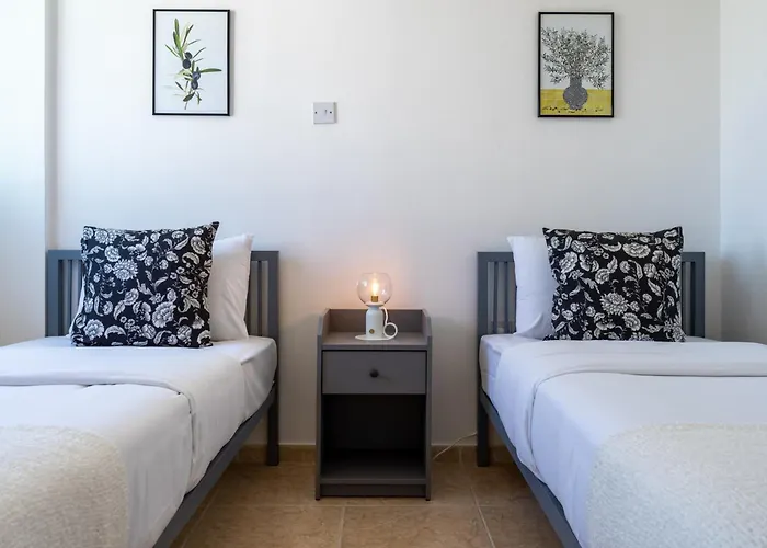 Chloris 3- Bedroom Apartment W/Pool In Larnaca