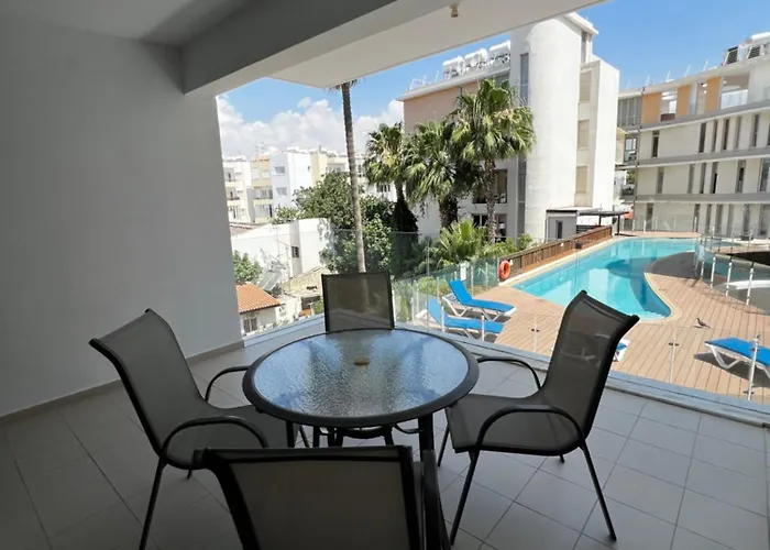 Pool View Flat In City Centre