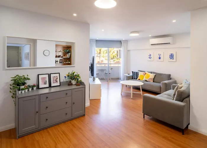 Finikoudes 3 Bedroom Seaview Flat