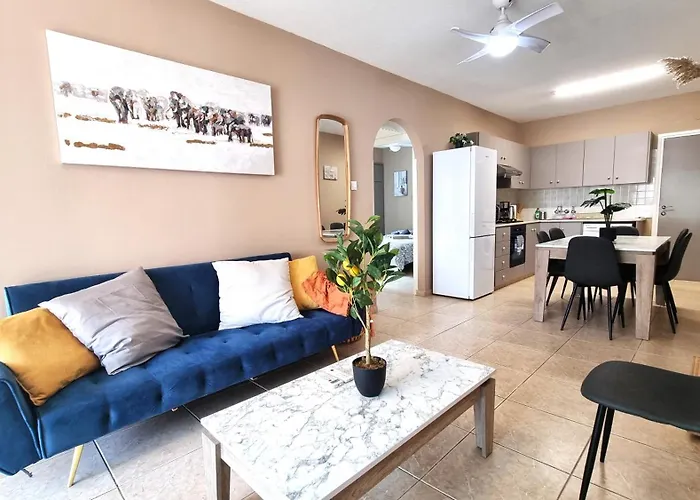 5 Min Walk To Beach, Perfect Seaside Escape 3Br Shared Apartment