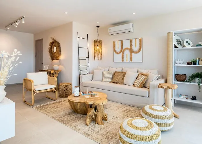 Aelia - Chic 2-Br Apartment & Balcony In Larnaca