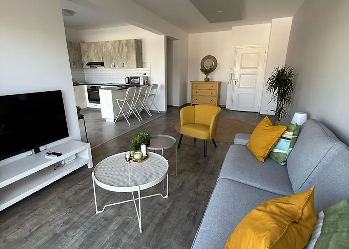 Luxurious Penthouse In Larnaca Center 300M From The Beach