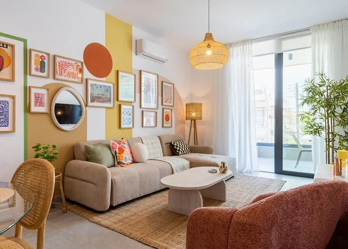Lunette - Artful 1-Br Apartment & Balcony In Larnaca