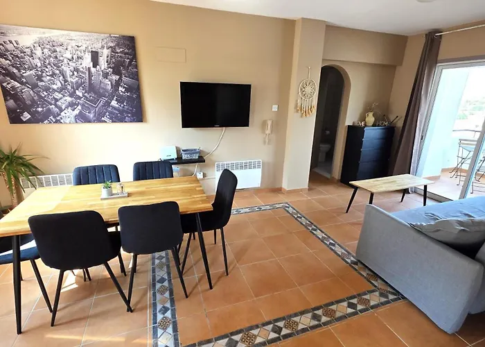 Charming 2Br Classic Flat With Fast Wi-Fi