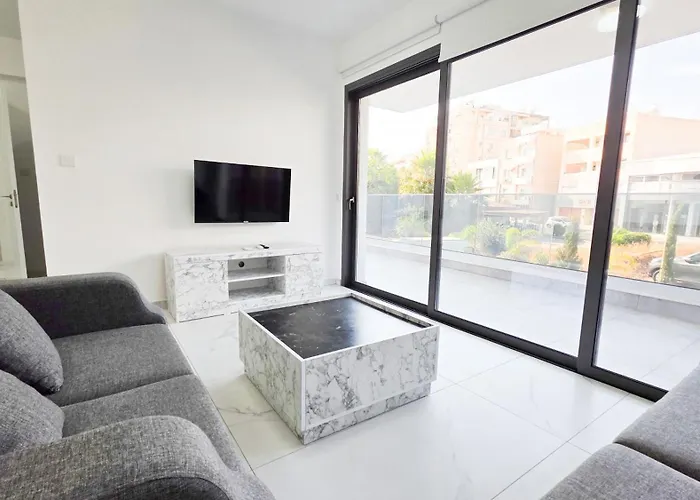 Poolside Lux Apartment
