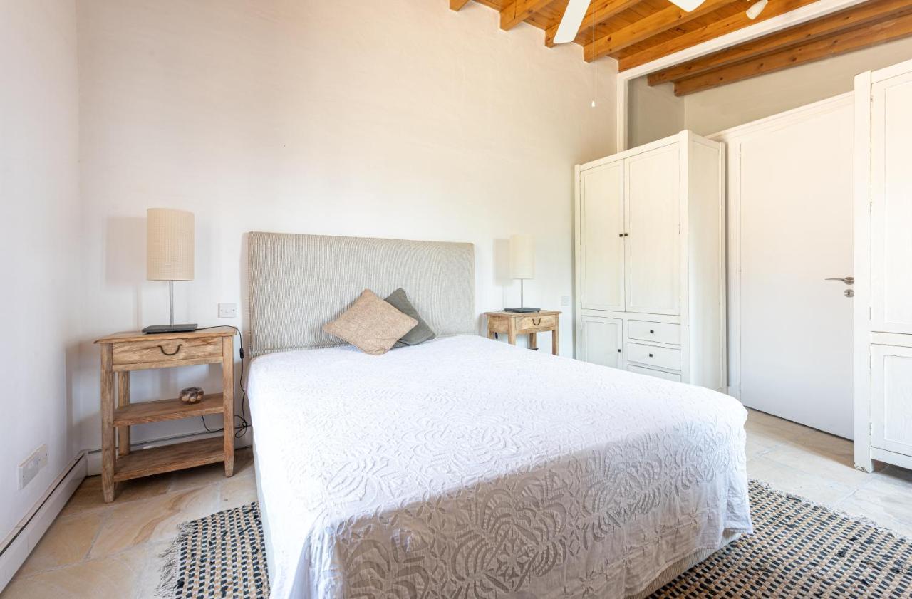 Nhà nghỉ The Carob Tree - Rustic Luxury With Access To Pool And Restaurant Larnaca