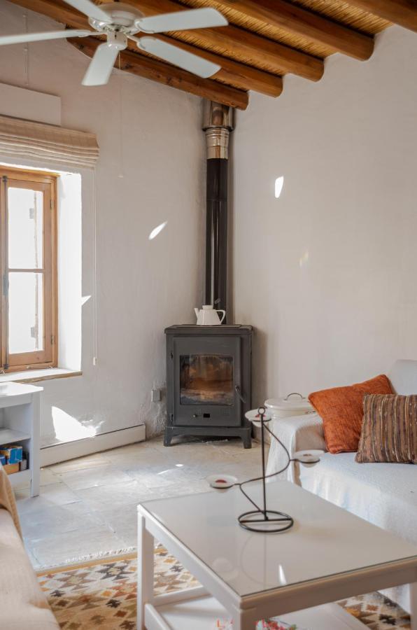 Nhà nghỉ The Carob Tree - Rustic Luxury With Access To Pool And Restaurant Larnaca