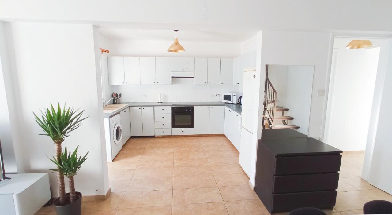 Homestay Luxury Private -sea View, Netflix, Gym- 5 Min From Beach! - Private In Shared Larnaca