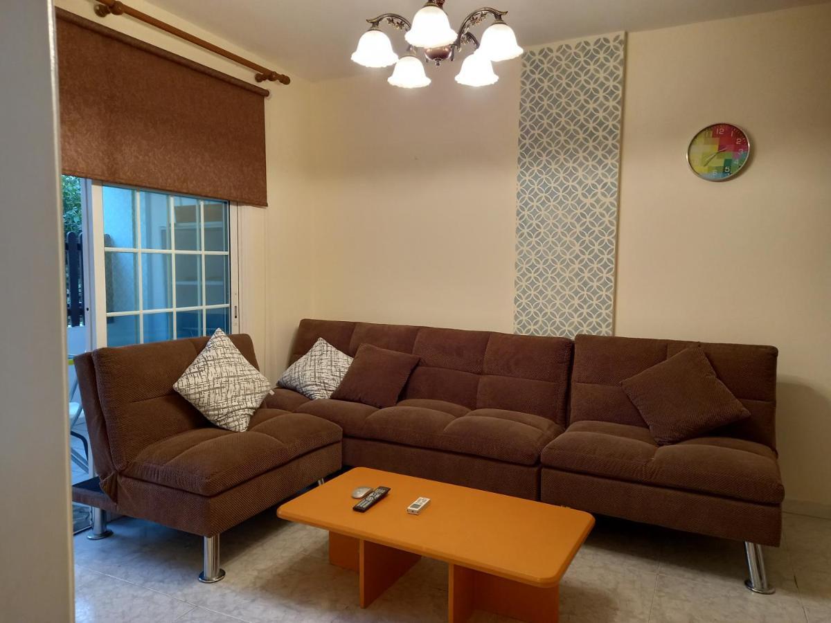 2 Bedroom Near Finikoudes Apartment *