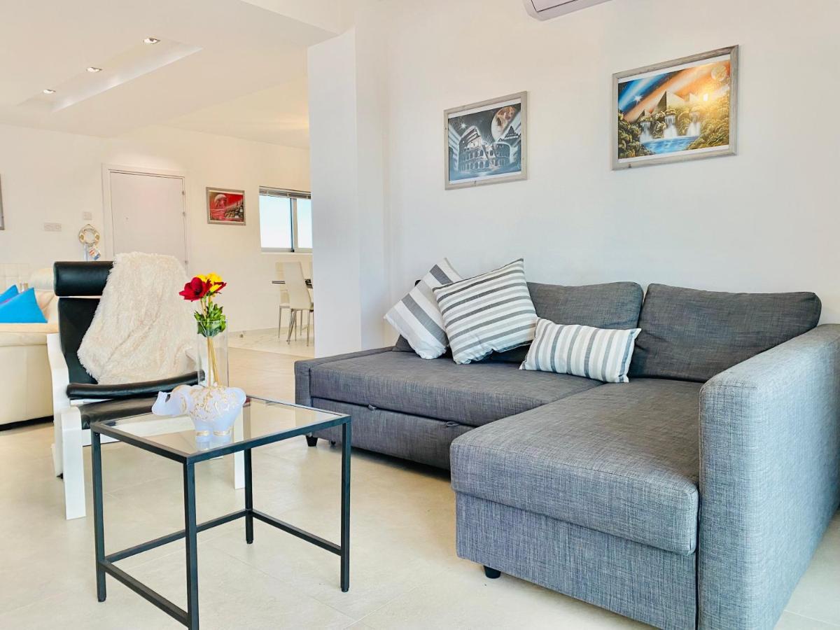 Panoramic Seaside Getaway, 2-br Penthouse Apartment *