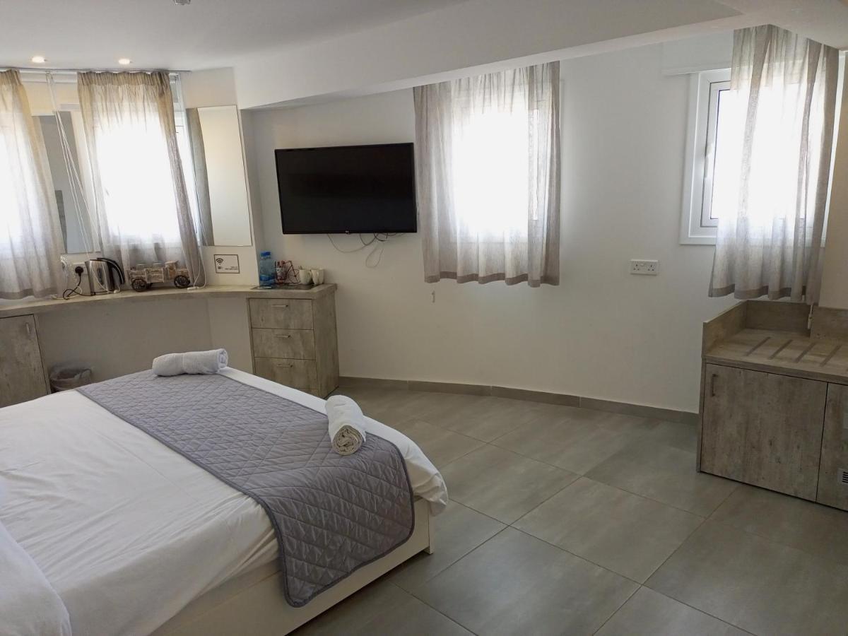 White 11 Aparthotel