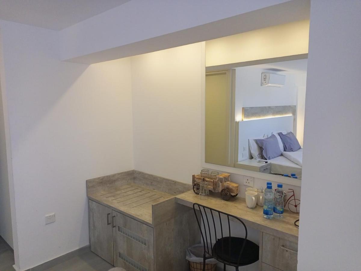 White 11 Larnaka