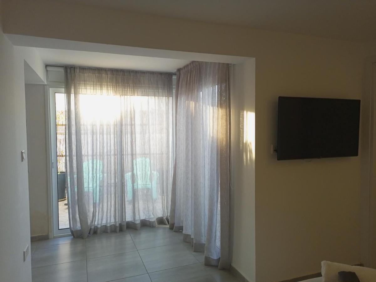 White 11 Aparthotel Larnaka