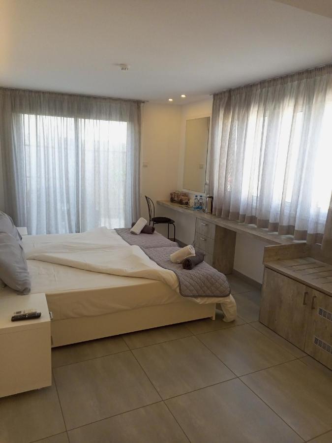 White 11 Aparthotel