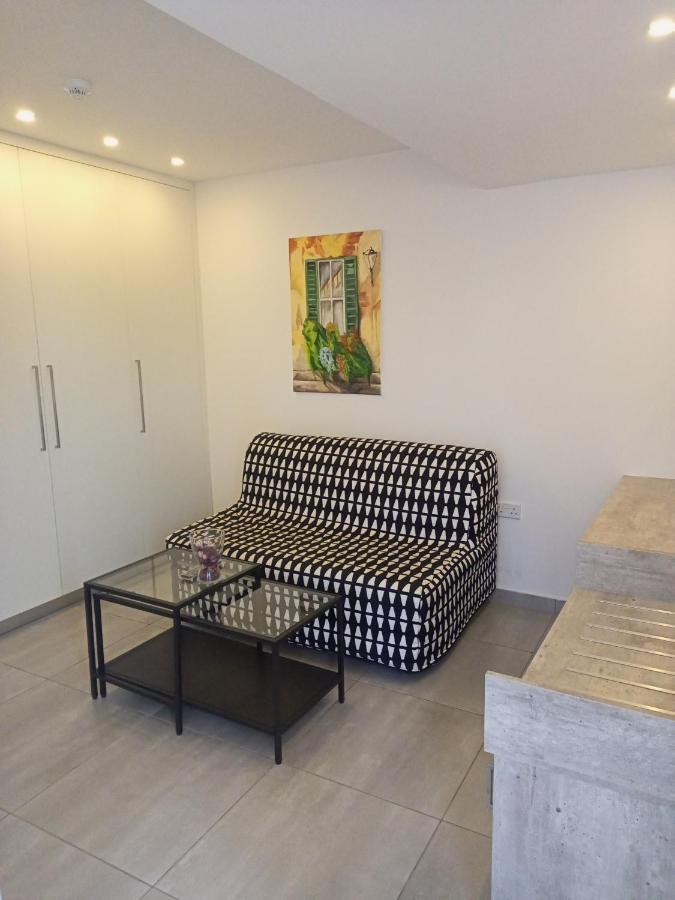 White 11 Aparthotel