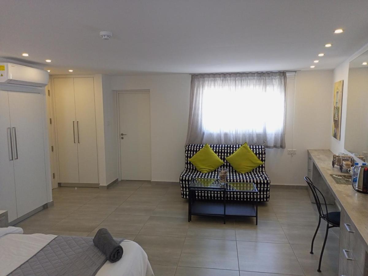White 11 Aparthotel
