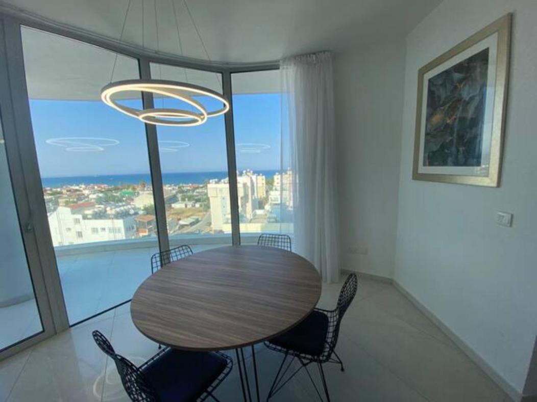Mckenzie 2 Bedrooms Seaview Lárnaca