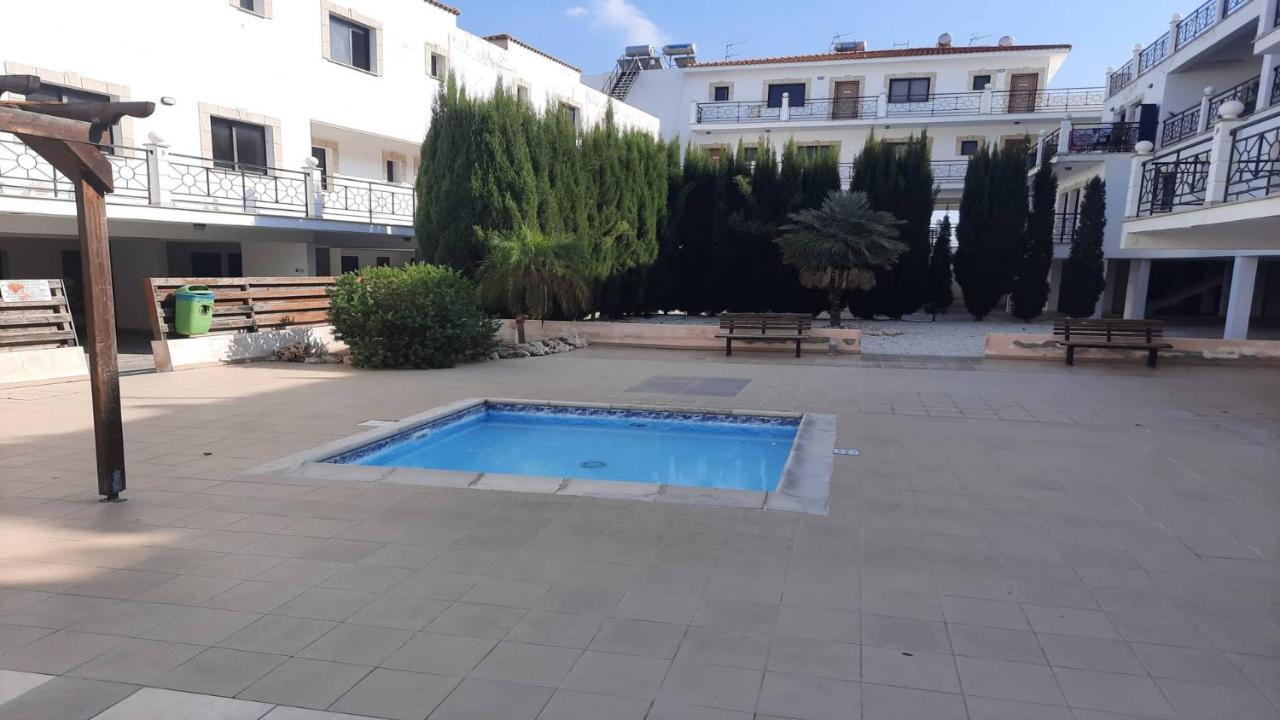 Paramount Gardens C202 Apartamento