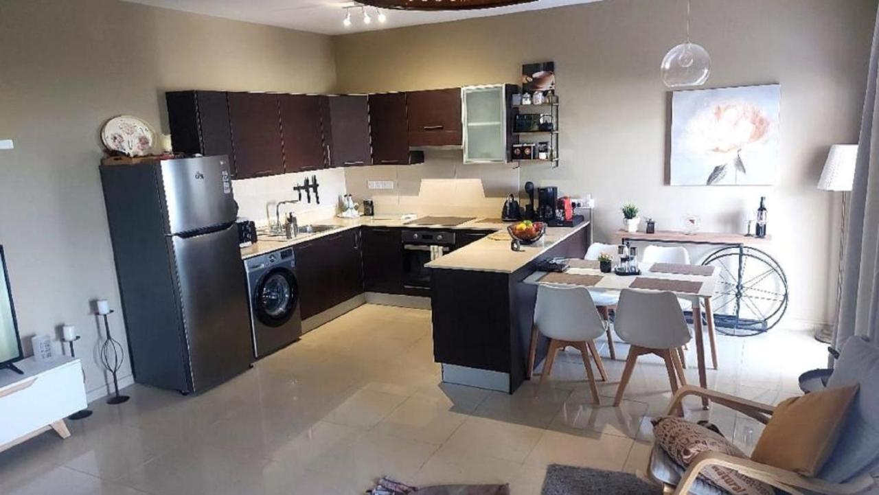 Paramount Gardens C202 Apartamento