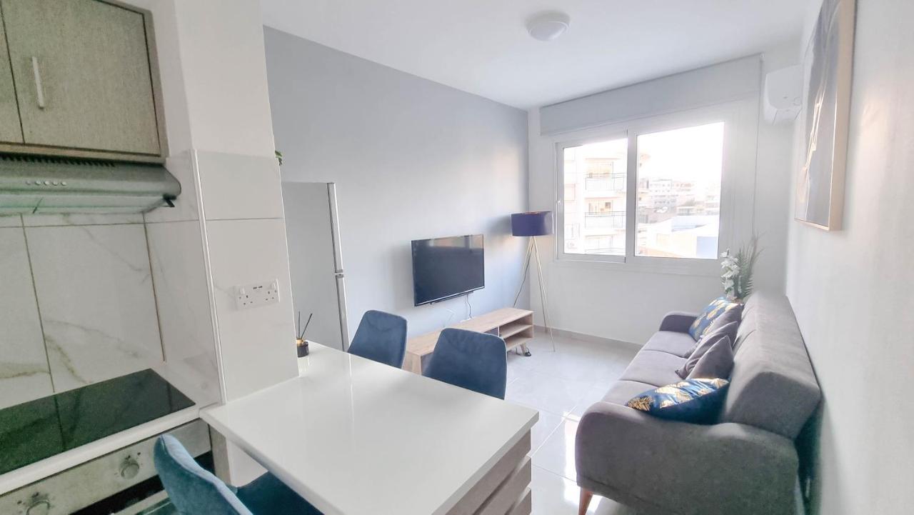 Apartment Coastal Chic: Luxury In The Heart Of The City! With Smart Tv! Larnaca