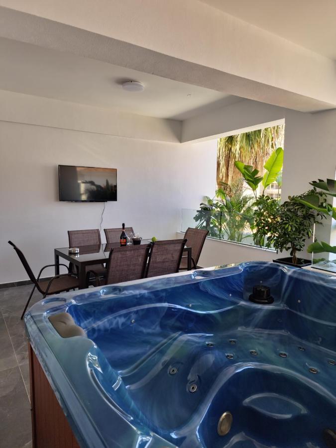 Carisa Deluxe With Jacuzzi Apartment *