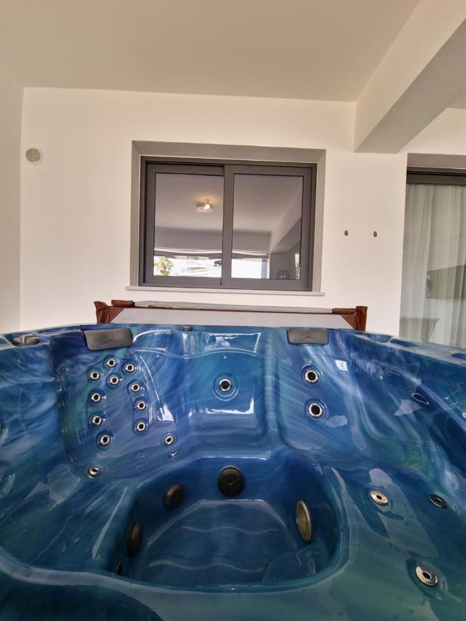 Carisa Deluxe With Jacuzzi *