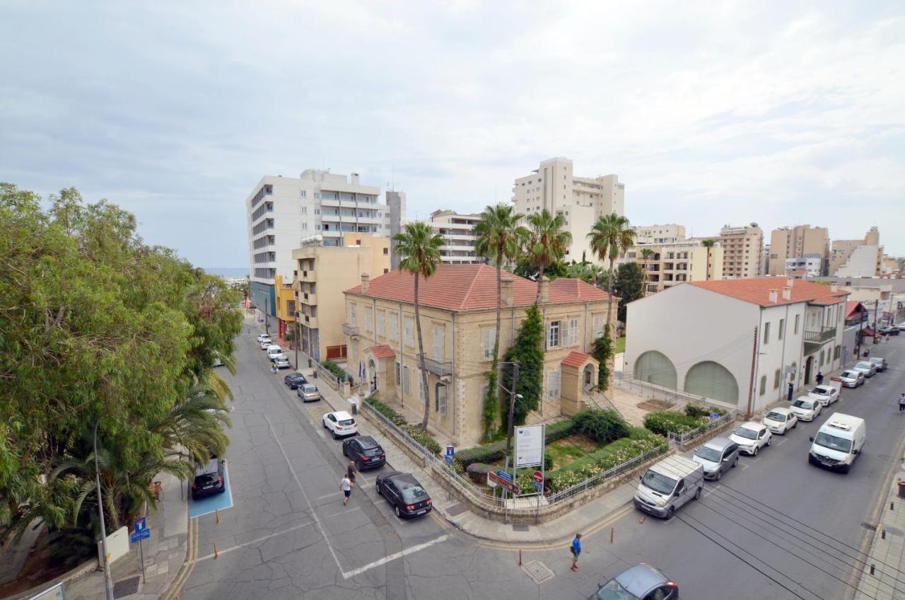 Finikoudes 3 Bedroom Seaview Flat *
