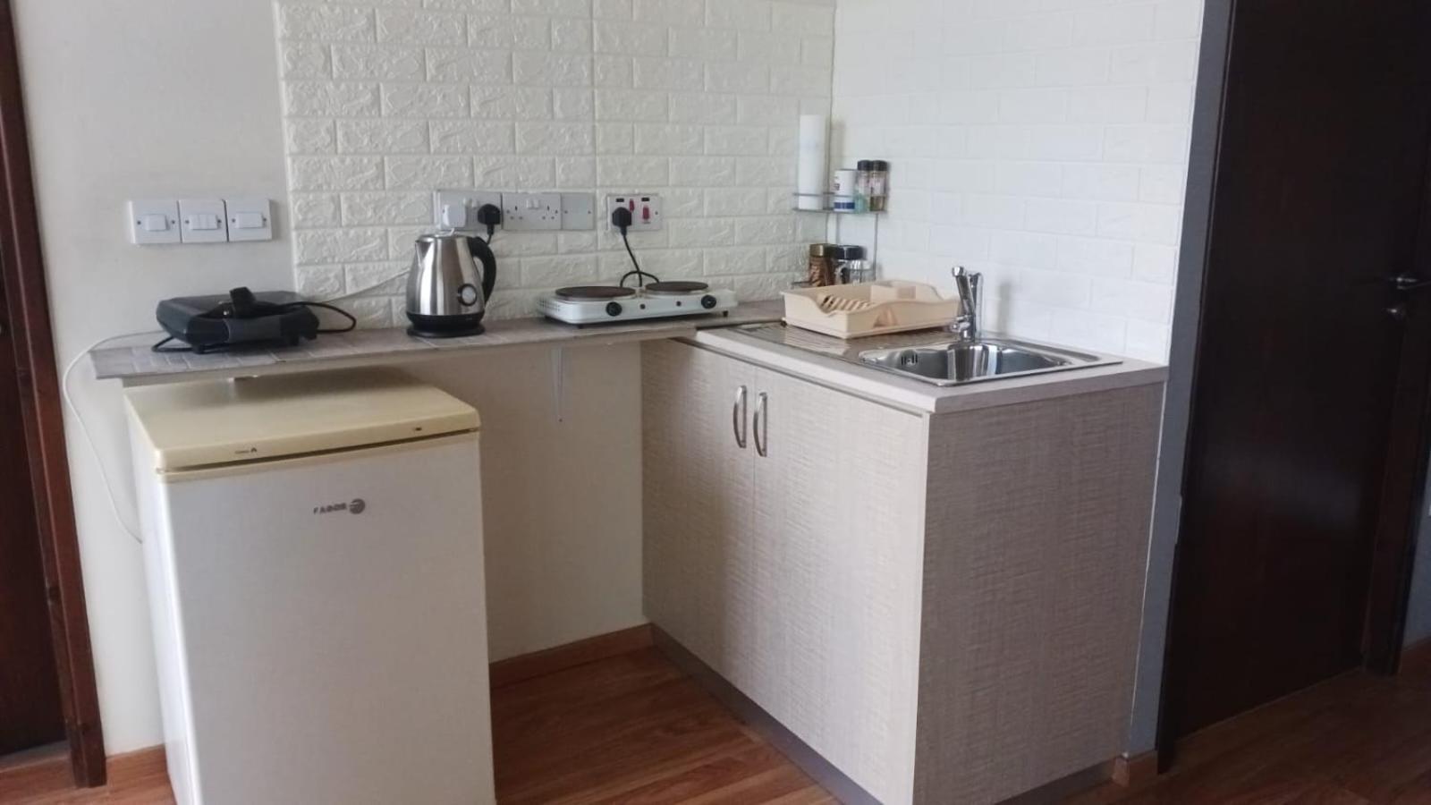 Extremely Comfy With Spacious Private Terrace 10min Walk To The & In Town Larnaca